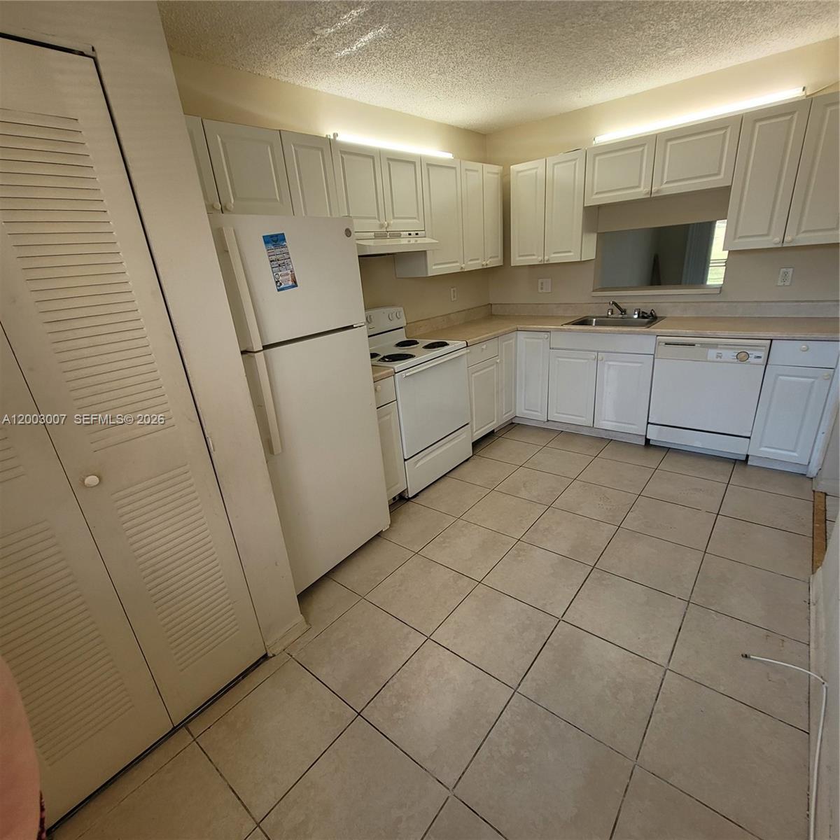 ROYALE GARDENS CONDO - Residential Lease