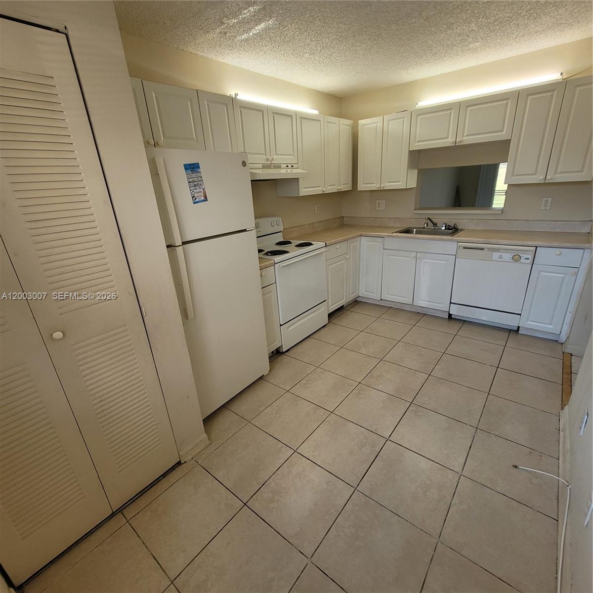 ROYALE GARDENS CONDO - Residential Lease