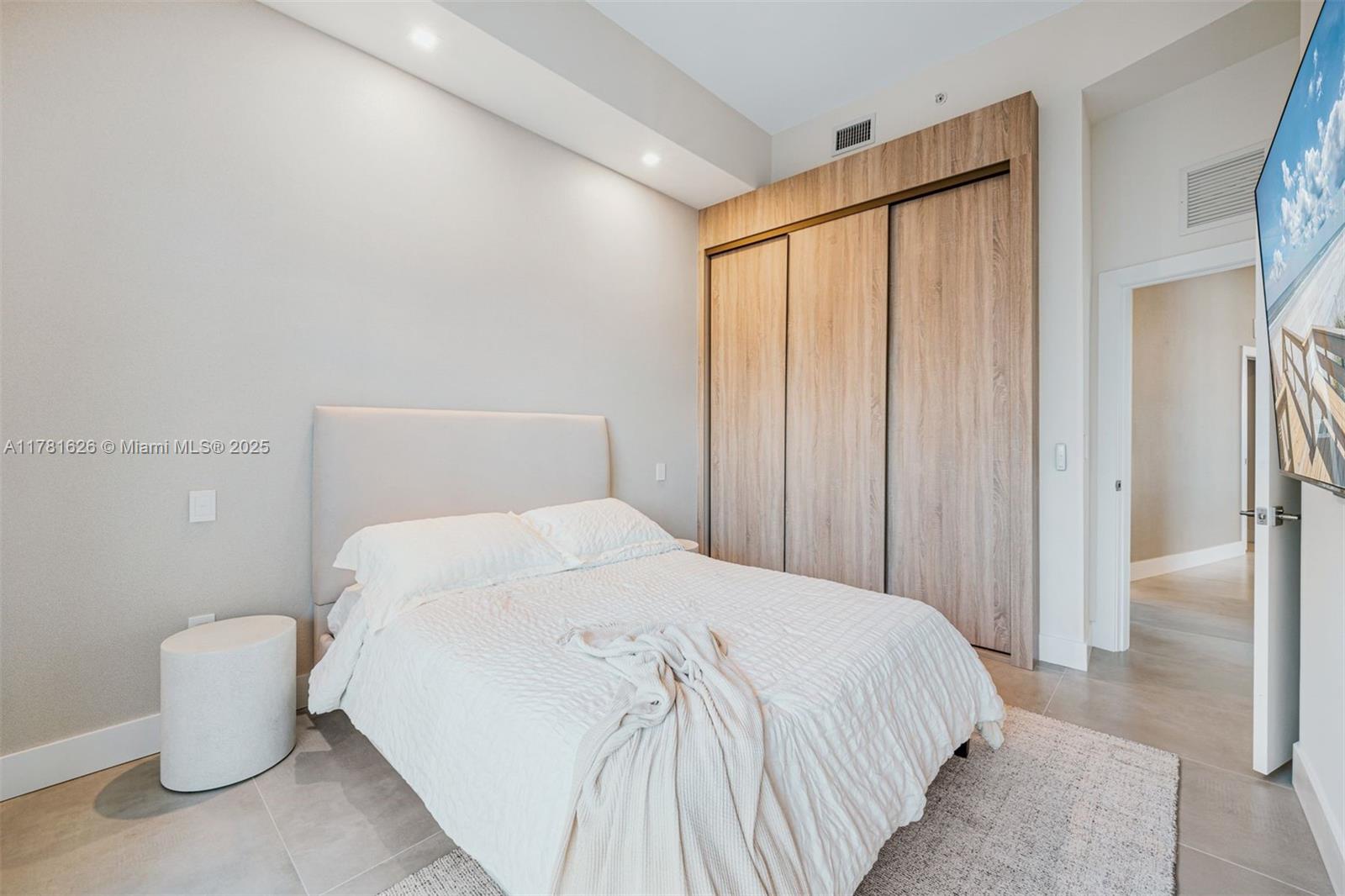THE MERIDIAN CONDO - Residential