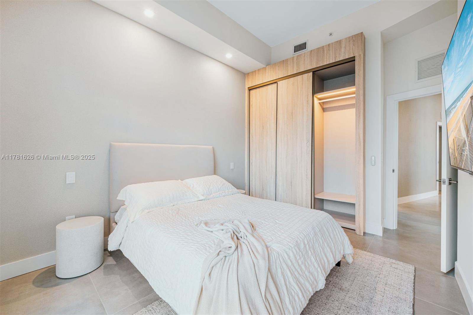 THE MERIDIAN CONDO - Residential