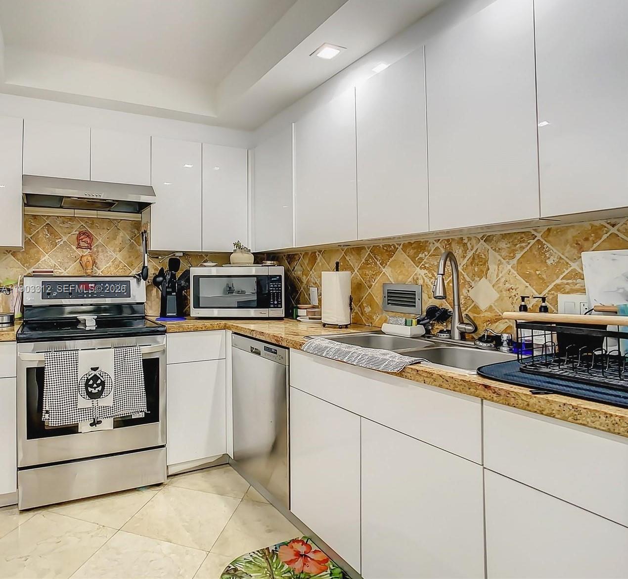 THE PLAZA OF BAL HARBOUR - Residential