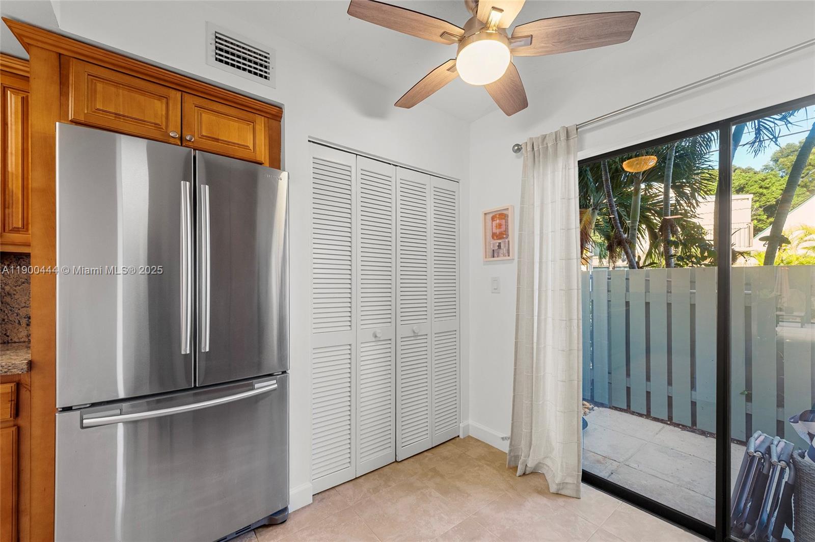 EXECUTIVE BAY CLUB - Residential