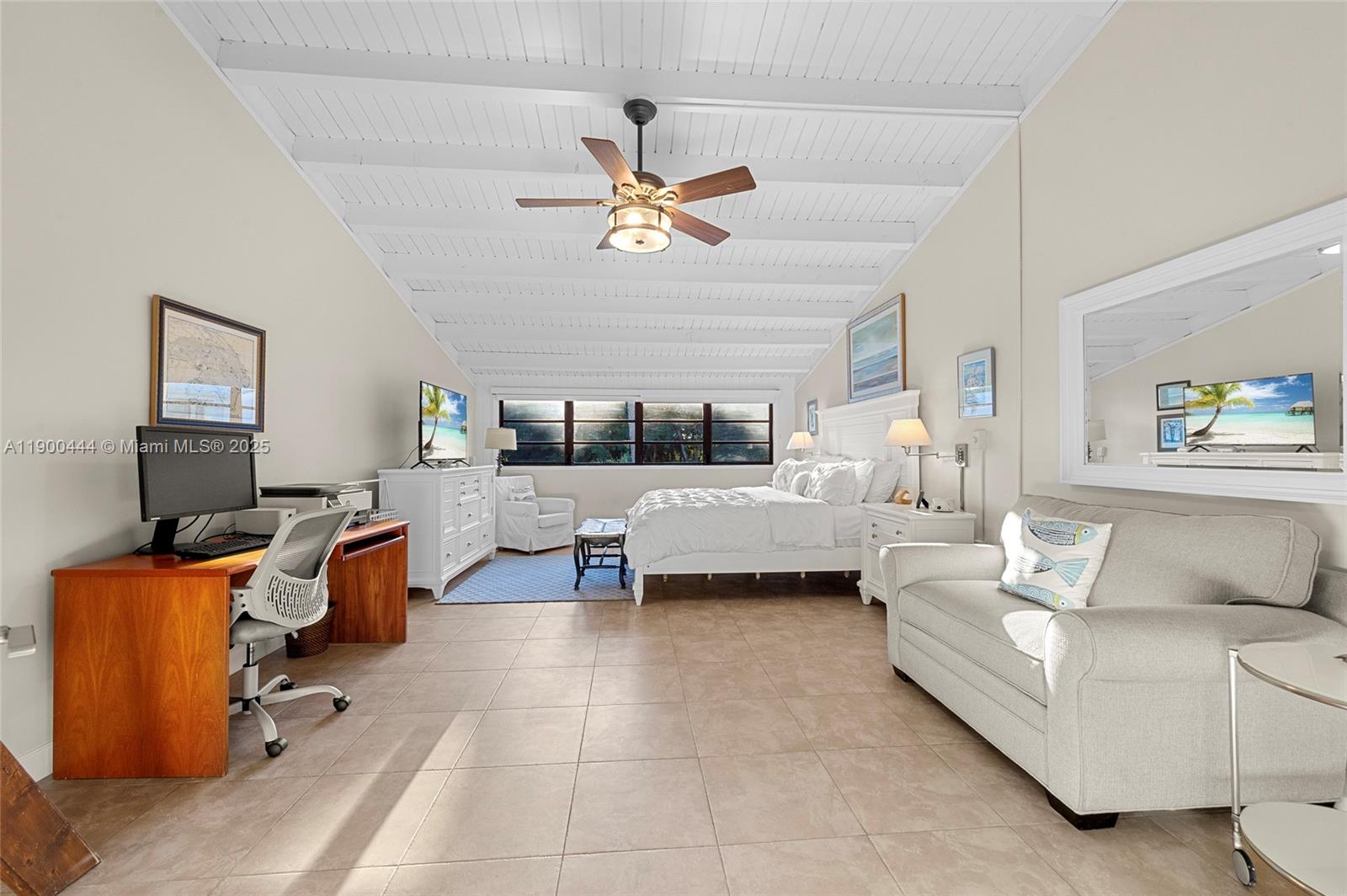 EXECUTIVE BAY CLUB - Residential