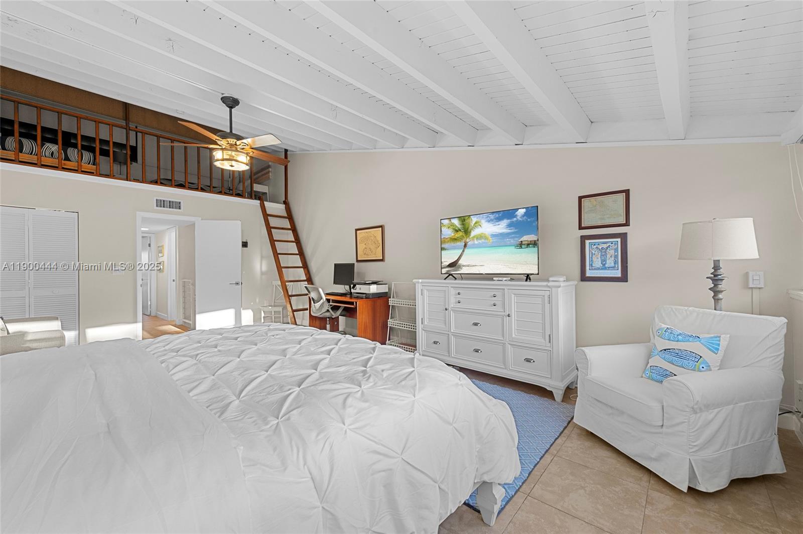 EXECUTIVE BAY CLUB - Residential