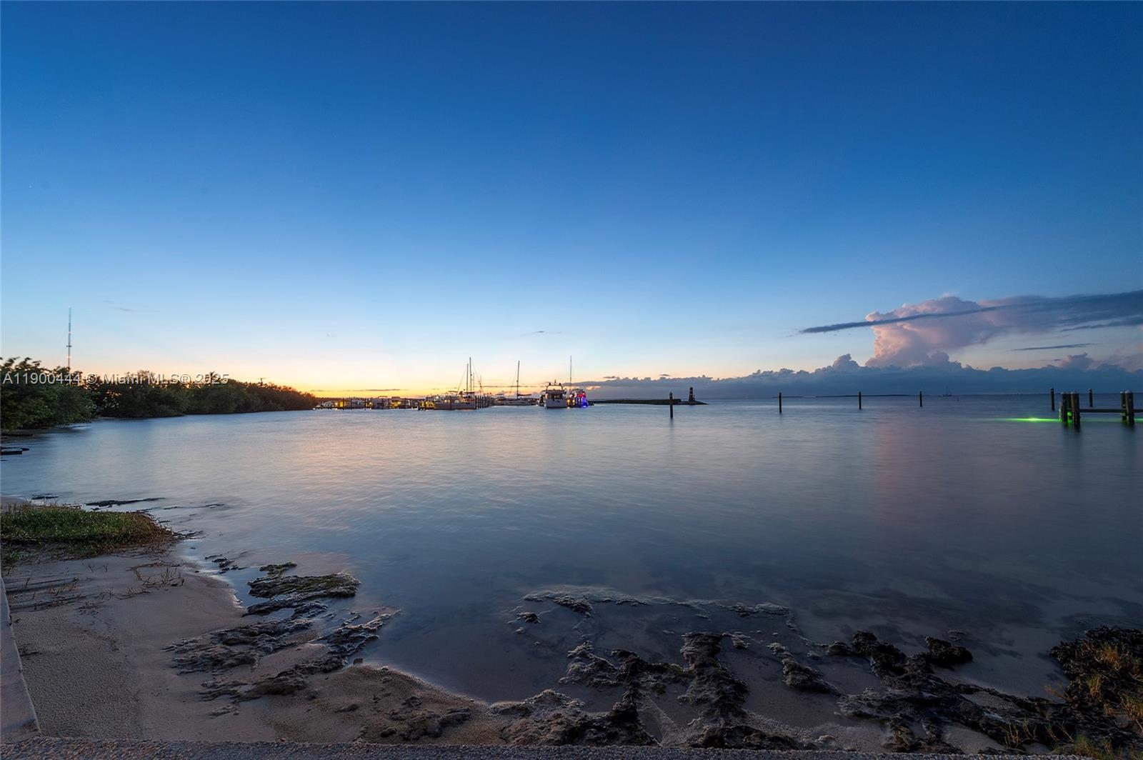 EXECUTIVE BAY CLUB - Residential