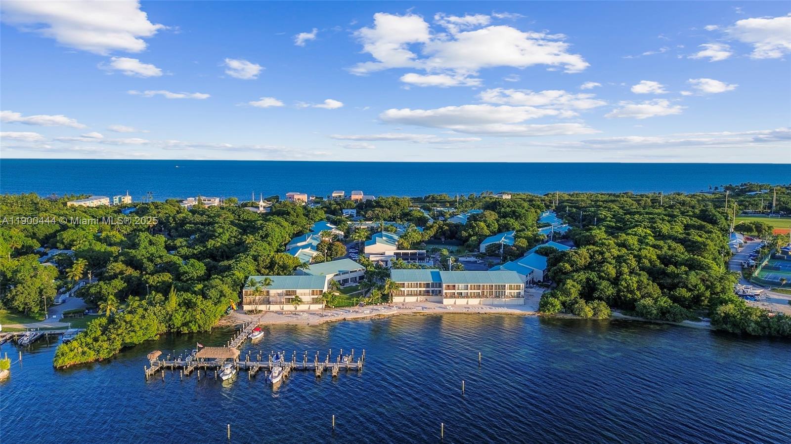 EXECUTIVE BAY CLUB - Residential