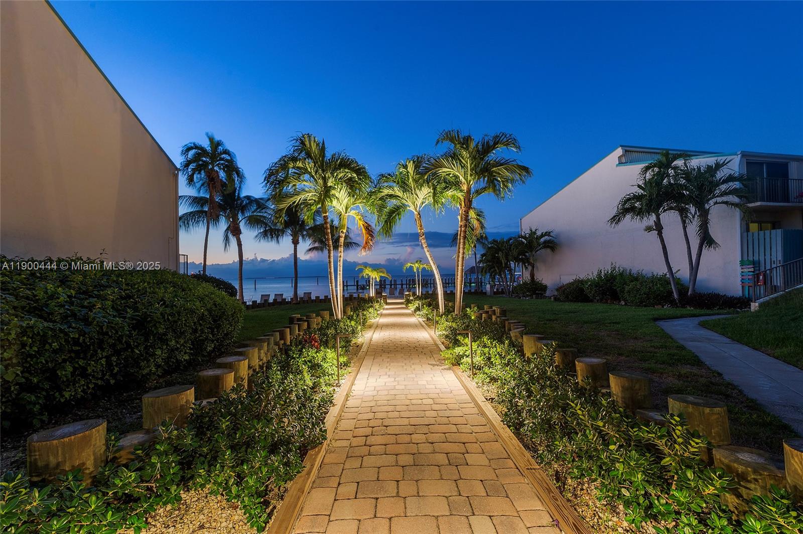 EXECUTIVE BAY CLUB - Residential