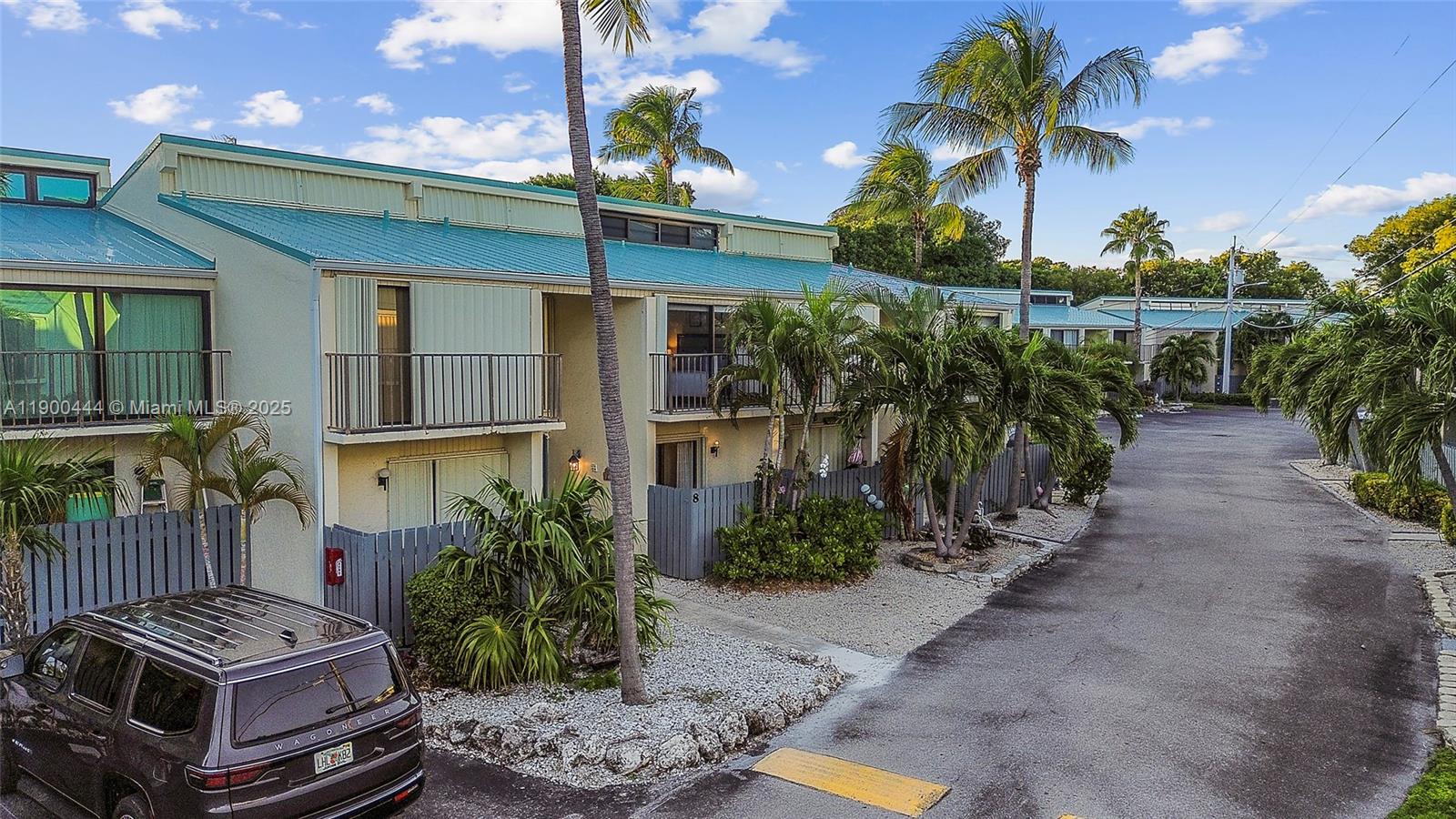 EXECUTIVE BAY CLUB - Residential