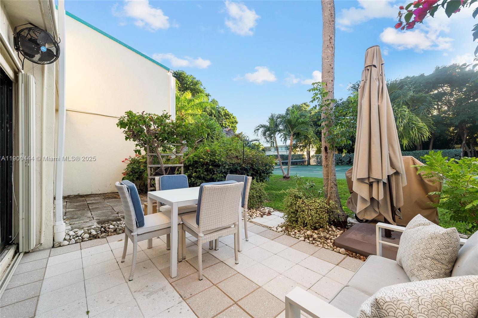 EXECUTIVE BAY CLUB - Residential