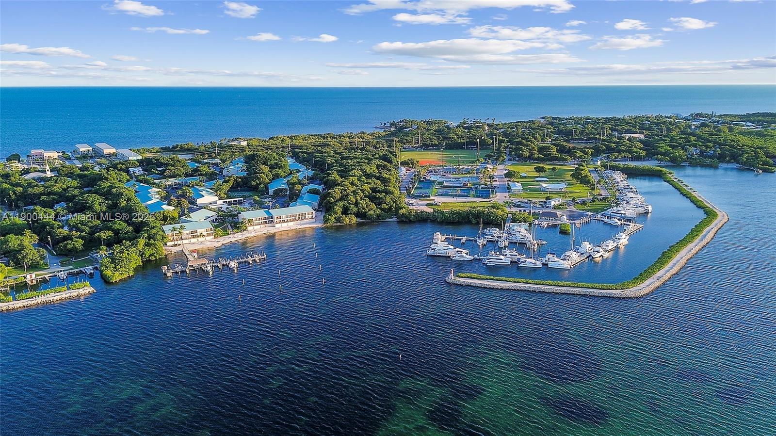 EXECUTIVE BAY CLUB - Residential