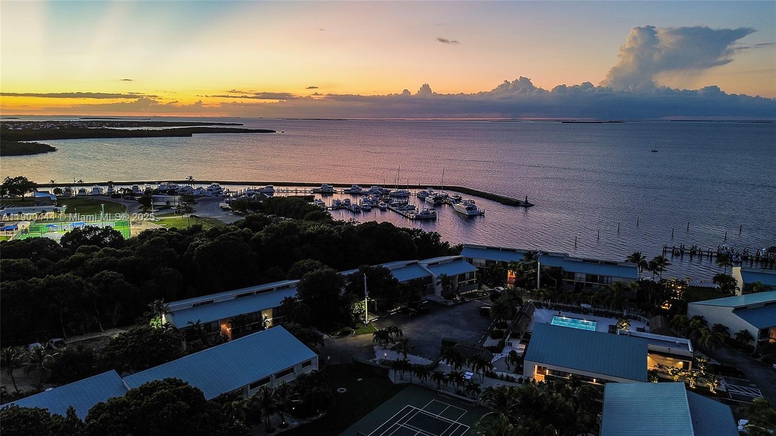 EXECUTIVE BAY CLUB - Residential