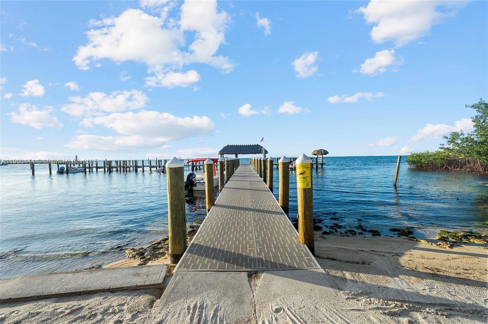 EXECUTIVE BAY CLUB - Residential