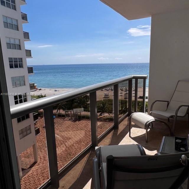 6039 Collins Ave 823