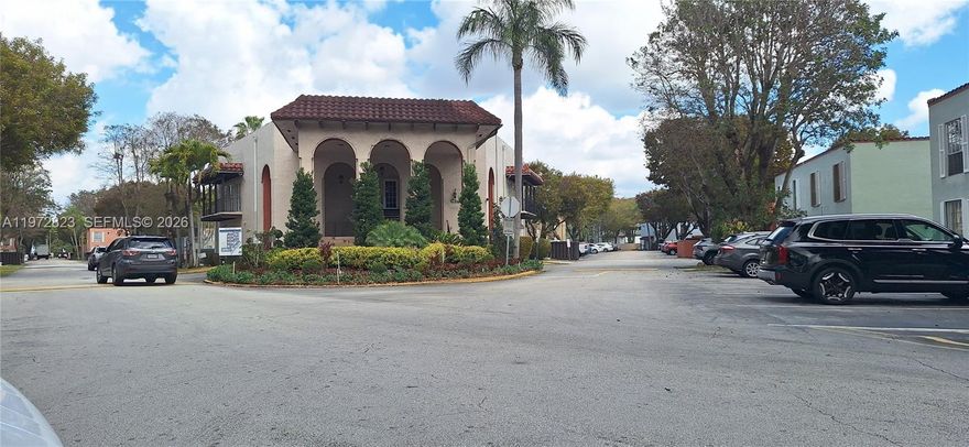 This comfortable, spacious, and well-lit apartment is for sale in a gated community with private security, a terrace, a comfortable and spacious bedroom and living room, an updated kitchen, a clubhouse, swimming pools, and visitor parking. The community also features swimming pools, tennis courts, and a club house.