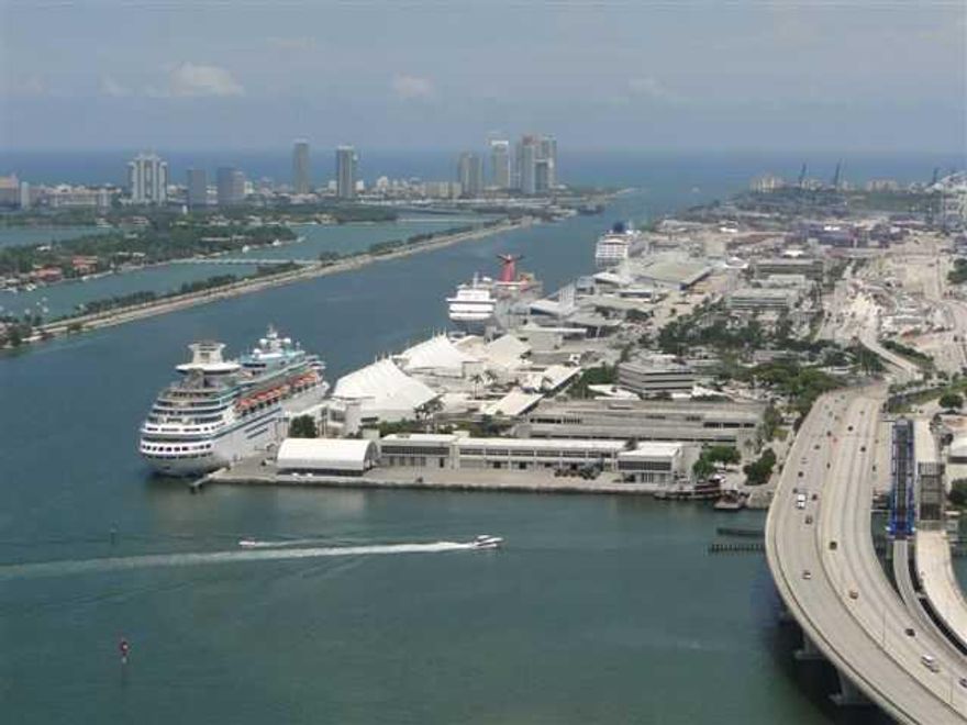 Spectacular views from this 2/2.5 across the street from Bayfront Park. Over 240 sq ft balcony to enjoy views to the Bay and Downtown skyline. Short distance from Adrienne Arsht Center and the new Jorge Perez Art Museum. Only 6 units in this entire buildi ng with this layout.