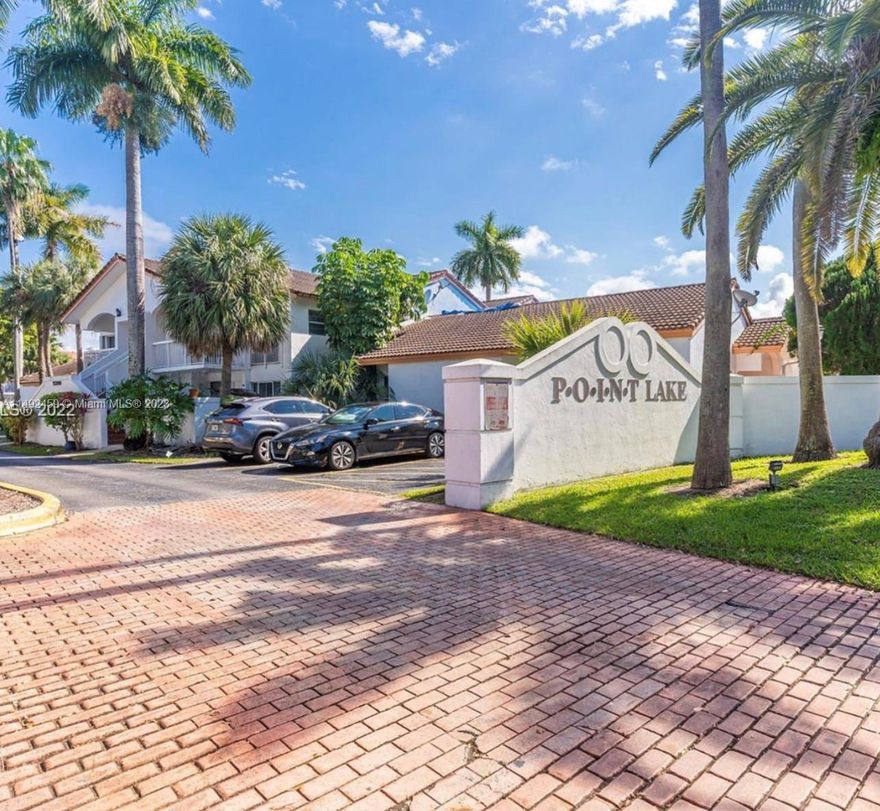 Beautiful apartment with 2 bedrooms and 2 bathrooms. The property is remodeled, has a porch, patio and a small storage room. It has an additional space that can be used as a den.