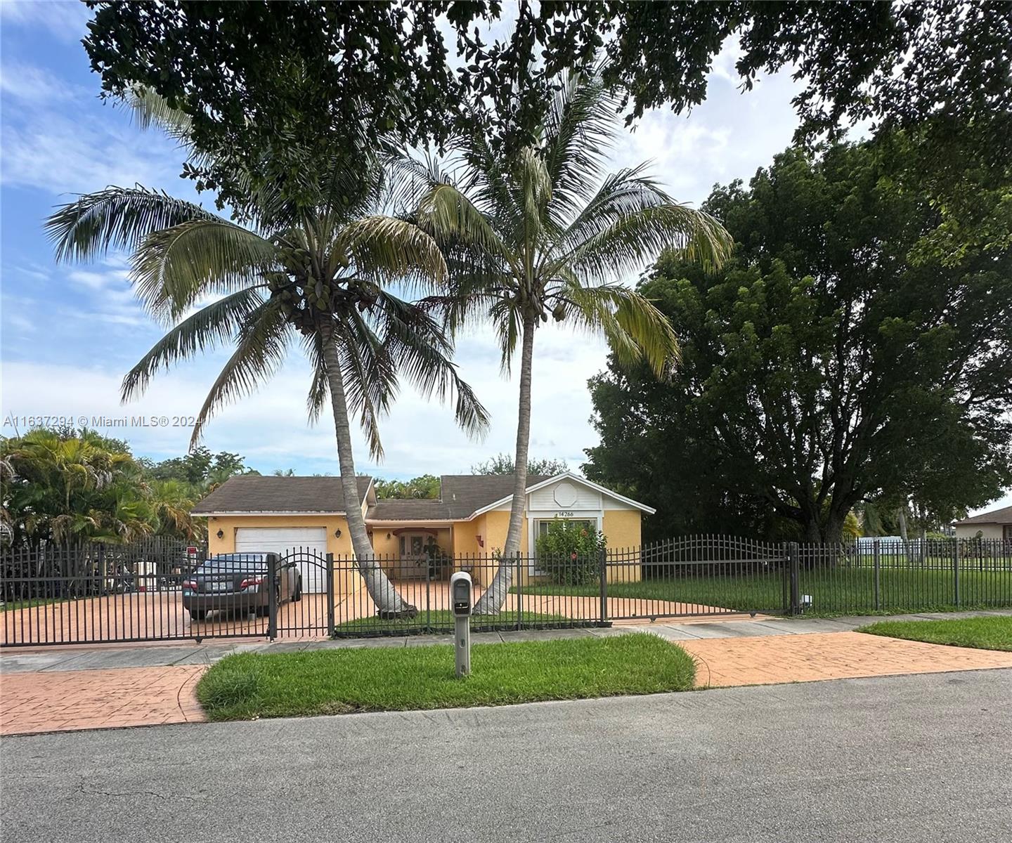 14266 Sw 154th St, Miami, Broward County, Florida - 4 Bedrooms  
2 Bathrooms - 