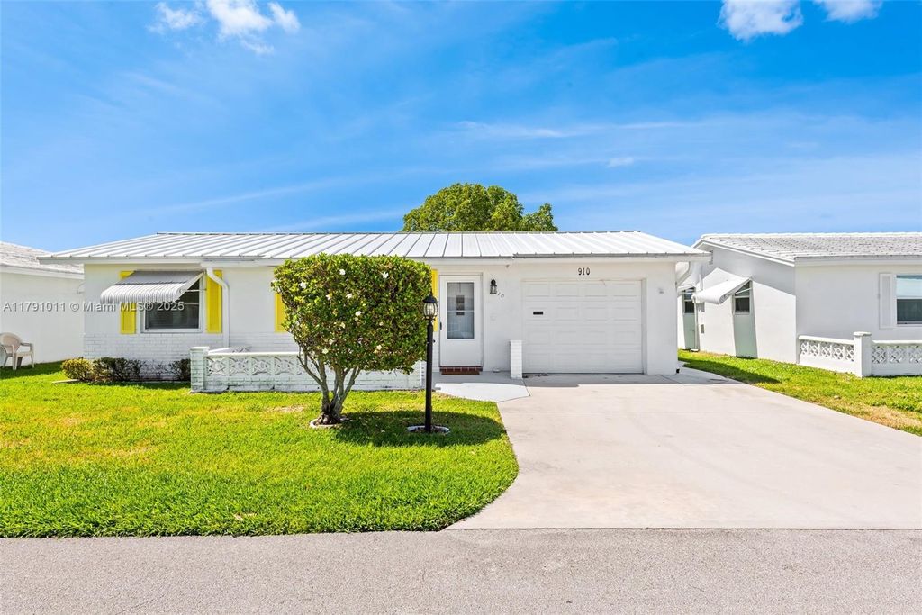 Photo of 910 SW 6th Ave #00, Boynton Beach, FL 33426 (MLS # A11791011)