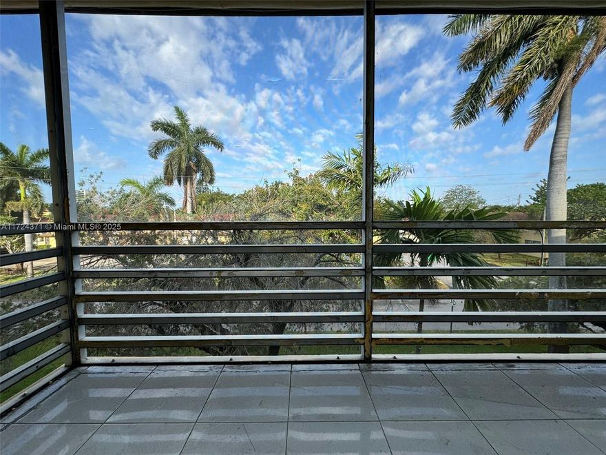 Stunning unit in the heart of Aventura! This charming 1-bedroom, 1-bathroom condo features brand-new appliances and a cozy layout. Enjoy the convenience of being within walking distance to everything Aventura has to offer. An excellent investment opportunity – currently tenant-occupied.
