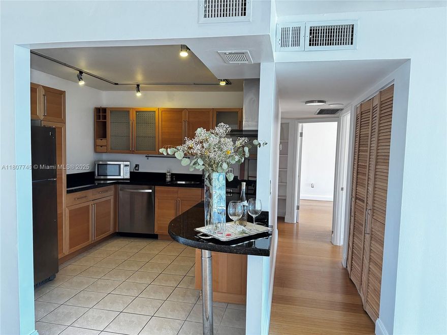 This spacious apartment offers two bedrooms, two bathrooms, and two assigned parking spaces. Ideally located at the entrance to Williams Island, it features a modern kitchen with granite countertops and elegant stainless steel appliances.

Enjoy a luxurious lifestyle with amenities such as two swimming pools, a fitness center, mini-golf, a barbecue area, a tennis court, 24-hour security, and washers and dryers on each floor.

Ideally situated within walking distance of banks, supermarkets, restaurants, shops, the Brightline station, Aventura Mall, and Sunny Isles Beach, you'll have everything you need just steps away.
