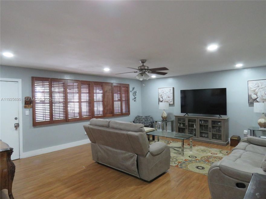 Welcome to your dream rental in the heart of the city! This spacious unit features 2 bedrooms and 2 bathrooms. As you step inside, you'll be greeted by an open-concept living space that is perfect for entertaining guests or simply relaxing after a long day. Located in a prime location, close to the beach and the city's best restaurants, shops, and entertainment options. Whether you're looking for a night out on the town or a quiet evening at home, this condo has everything you need to live your best life.
This unit can be rented fully furnished or unfurnished.