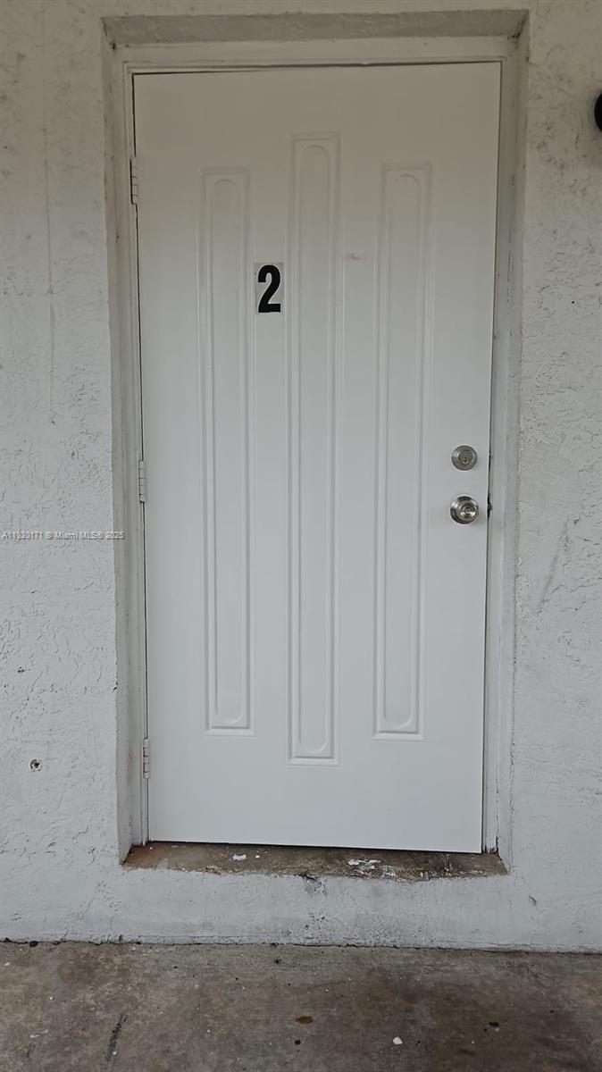 FRESHLY PAINTED AND RECENTLY REMODELED APARTMENT IN SUNRISE BLVD NEAR SHOPS, BUSINESSES, RESTAURANTS AND MORE. RIGHT OFF OF SUNRISE BLVD AND A BLOCK AWAY FROM DILLARD HIGH SCHOOL. DOES HAVE WASHER AND DRYER INSIDE APARTMENT.
SECTION 8 IS WELCOME.