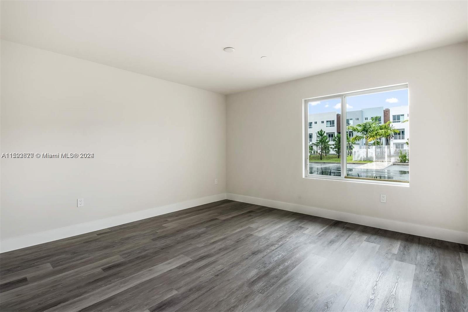 AVENTURA VILLAGE - Residential