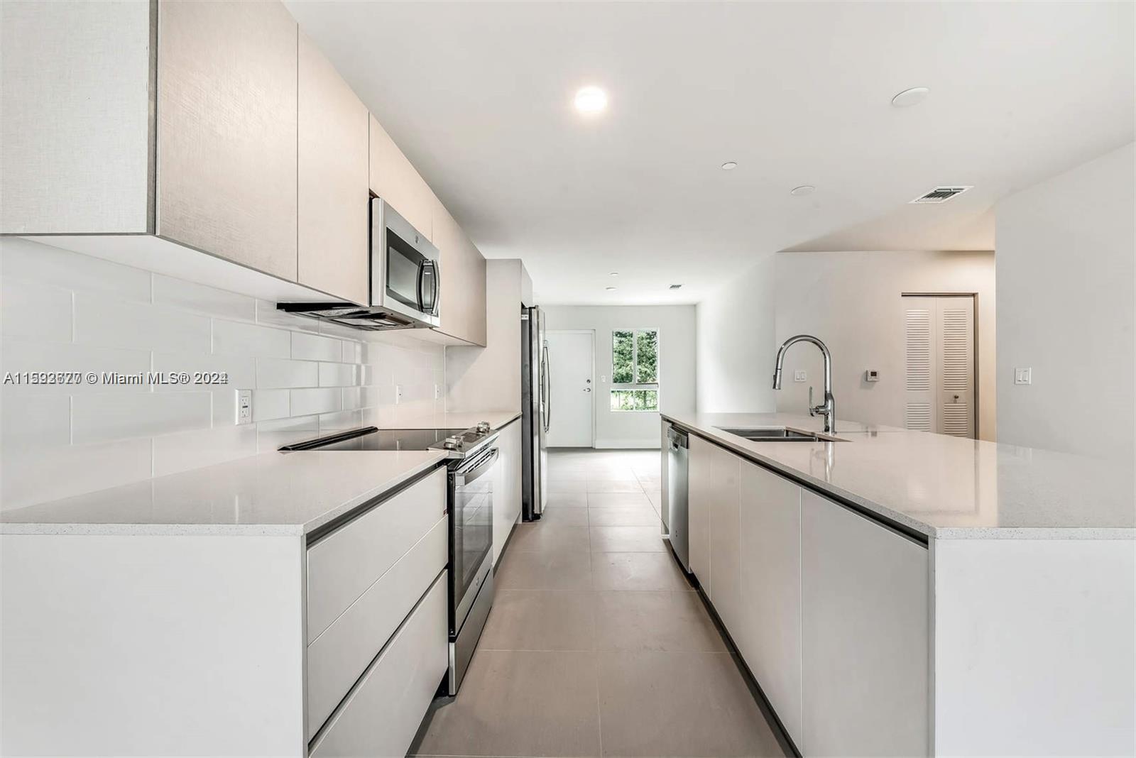 AVENTURA VILLAGE - Residential
