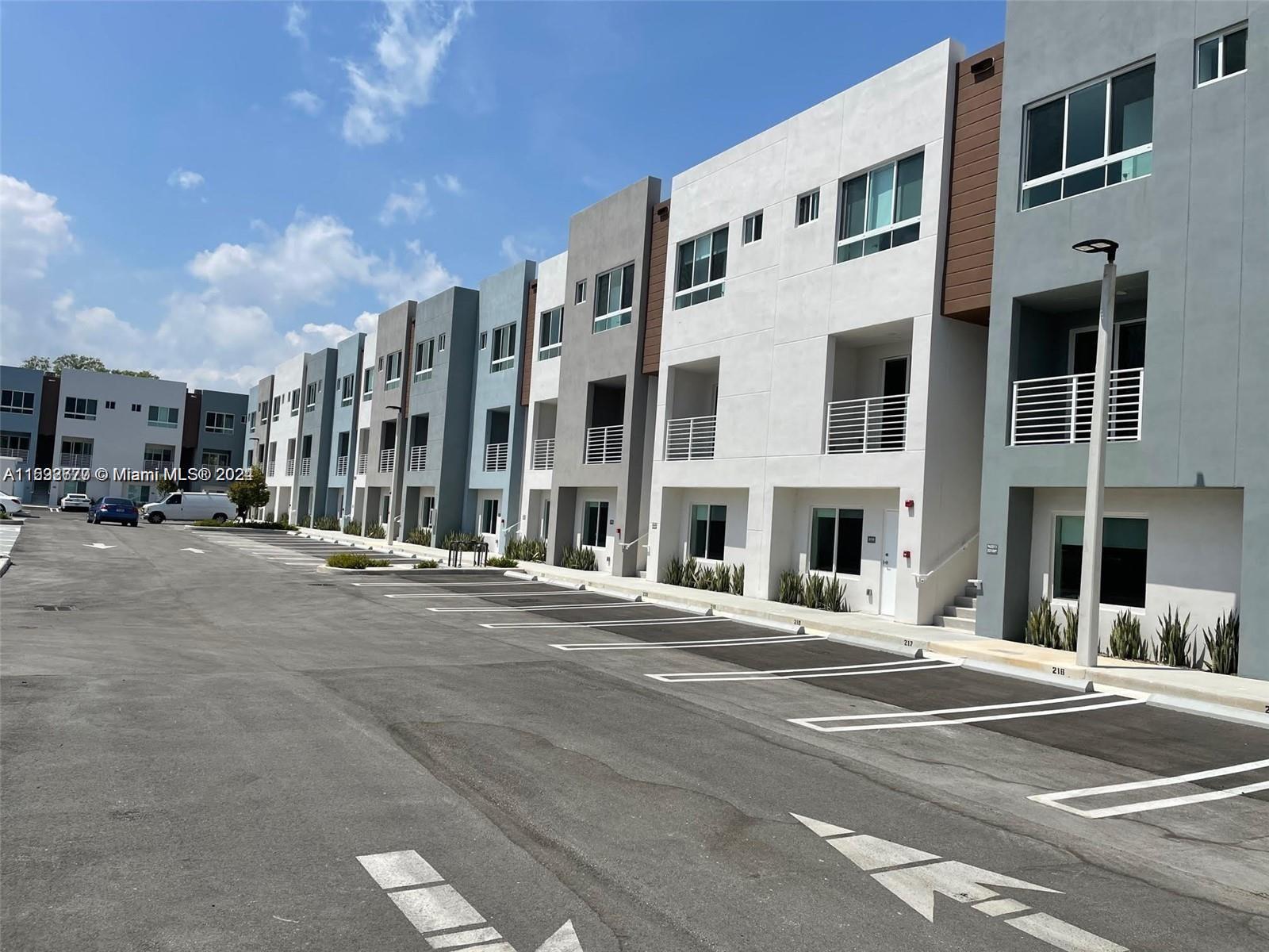 AVENTURA VILLAGE - Residential