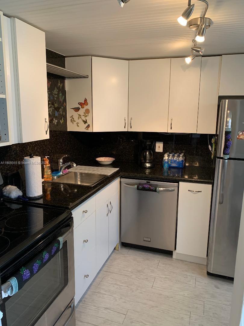 VILLAGE ROYALE CONDO 7 - Residential