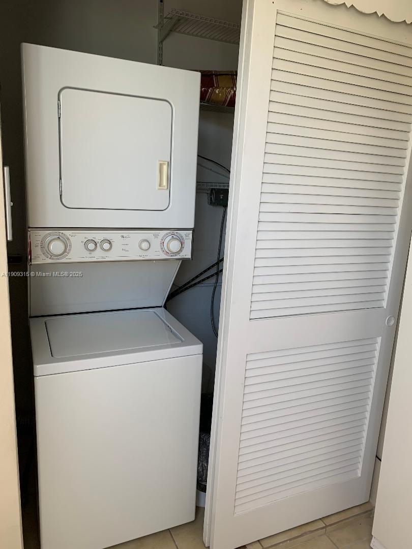 VILLAGE ROYALE CONDO 7 - Residential