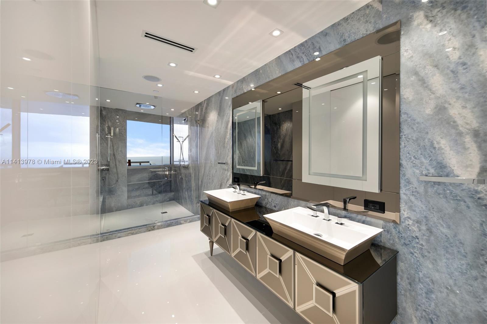 JADE BEACH - Residential