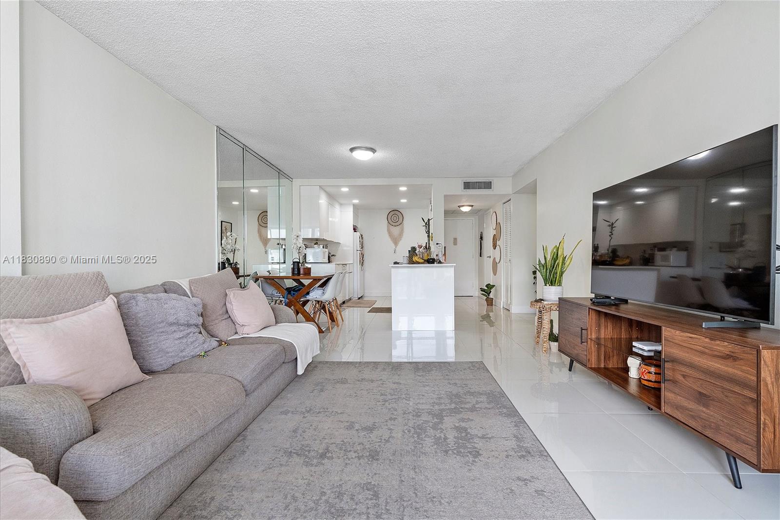 800 Parkview Dr 616