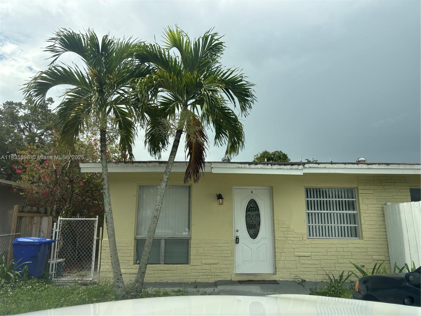 Duplex, 4 bedrooms, 1.5 Bathrooms, ready to move in, close to the Fort Lauderdale airport, I-595, US 441, and major expressway. The duplex provides a comfortable space for a family, all appliances included, 2 parking spaces, nice backyard