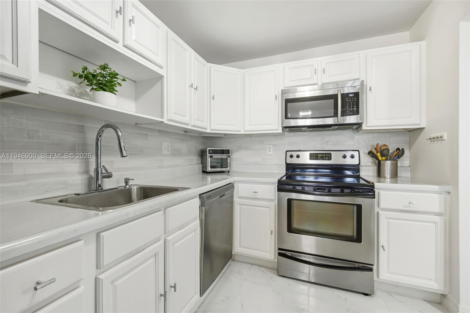 BUILDING ONE OF RACQUET C - Residential