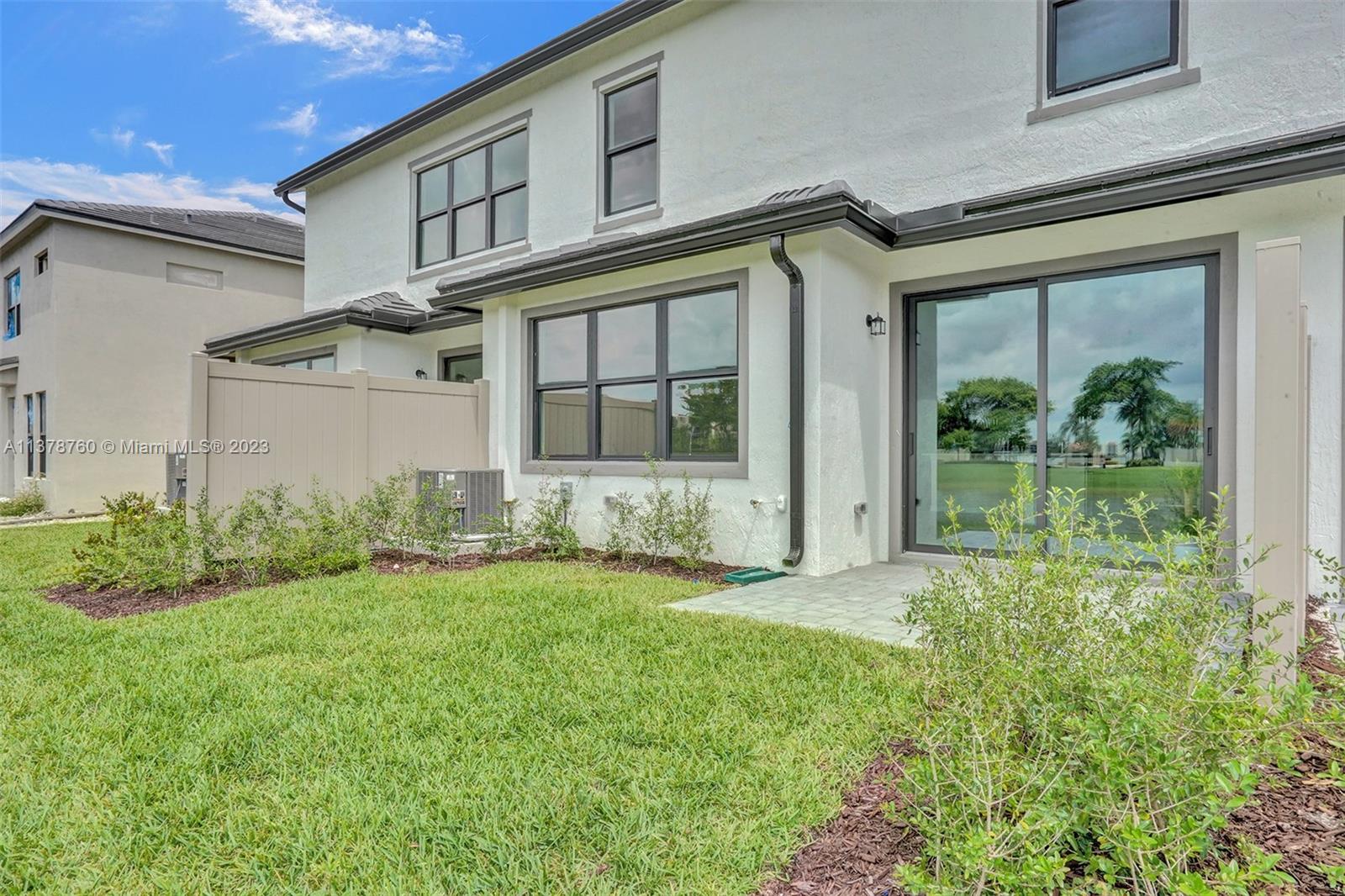 OAK TREE PROPERTY REDEVEL - Residential Lease