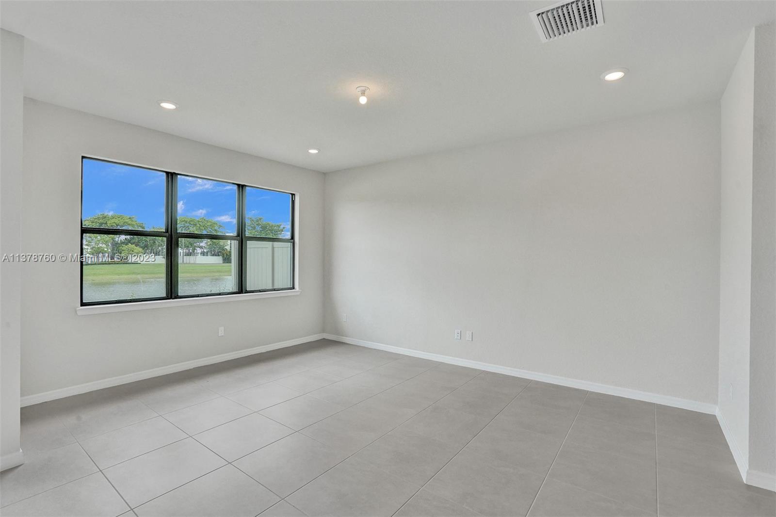 OAK TREE PROPERTY REDEVEL - Residential Lease