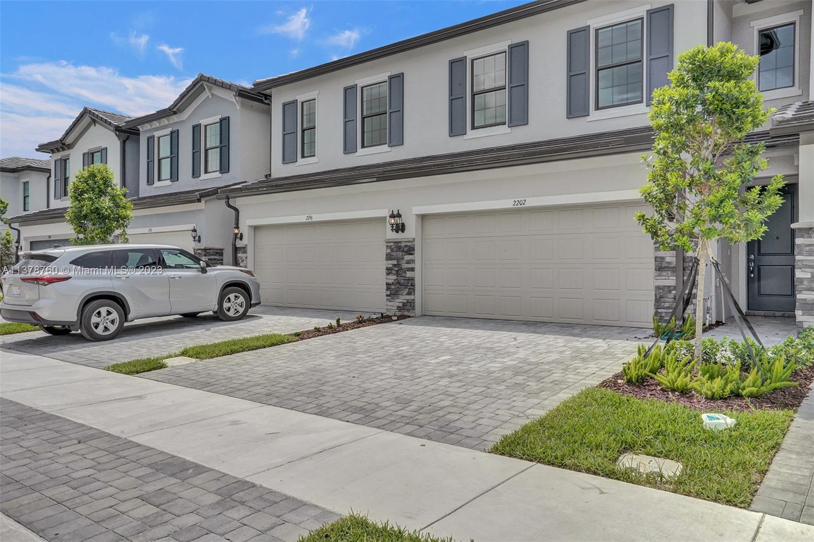 OAK TREE PROPERTY REDEVEL - Residential Lease
