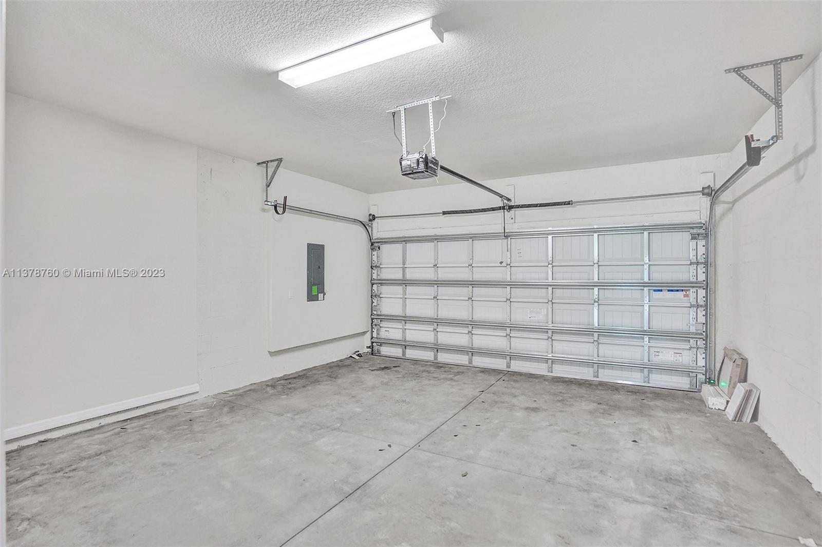 OAK TREE PROPERTY REDEVEL - Residential Lease