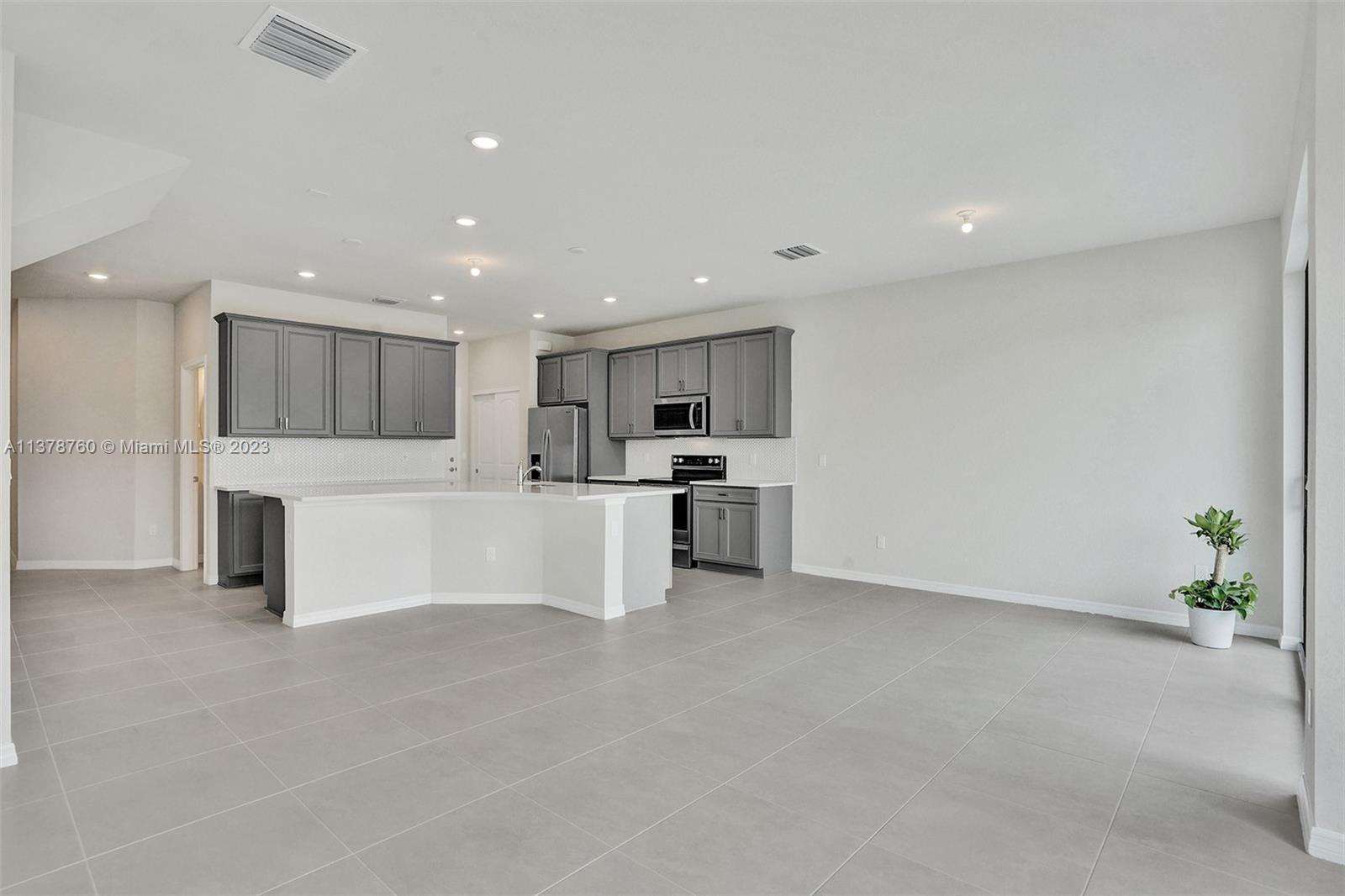 OAK TREE PROPERTY REDEVEL - Residential Lease