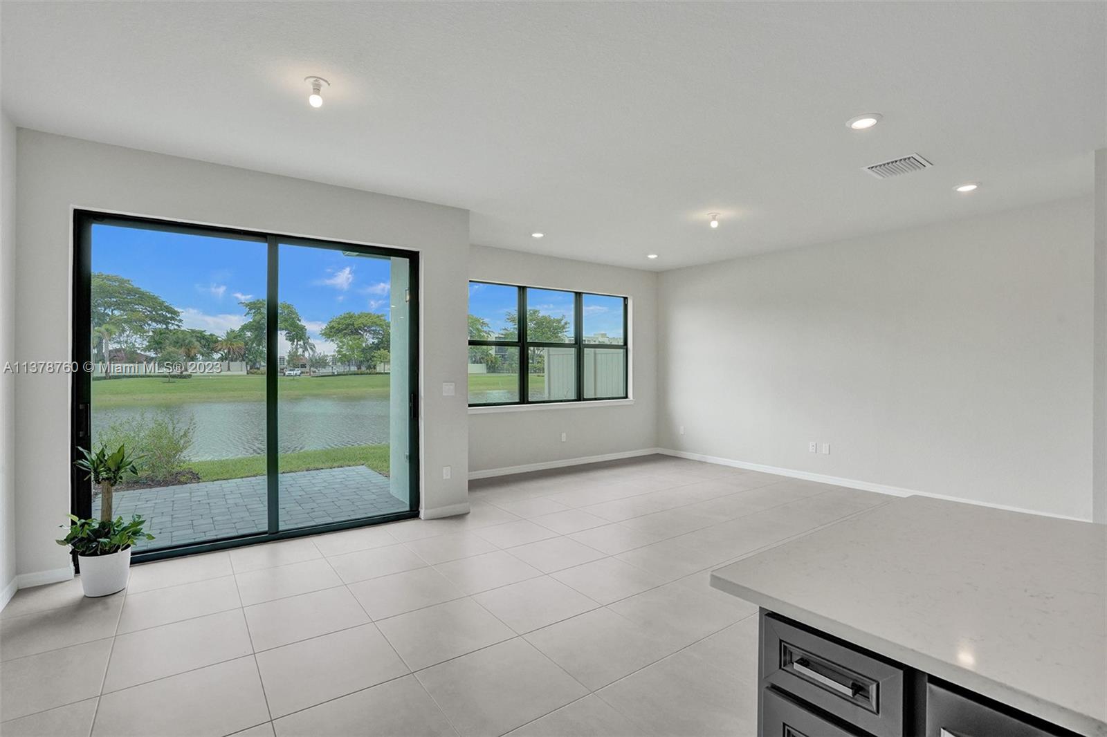 OAK TREE PROPERTY REDEVEL - Residential Lease