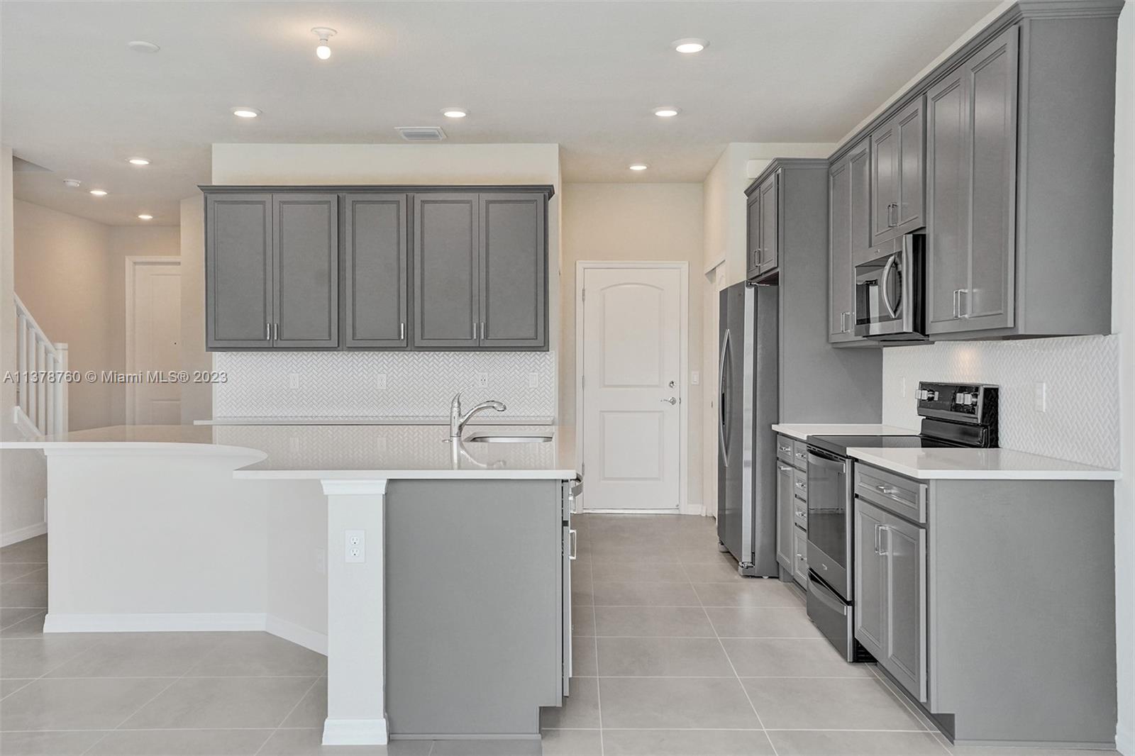OAK TREE PROPERTY REDEVEL - Residential Lease