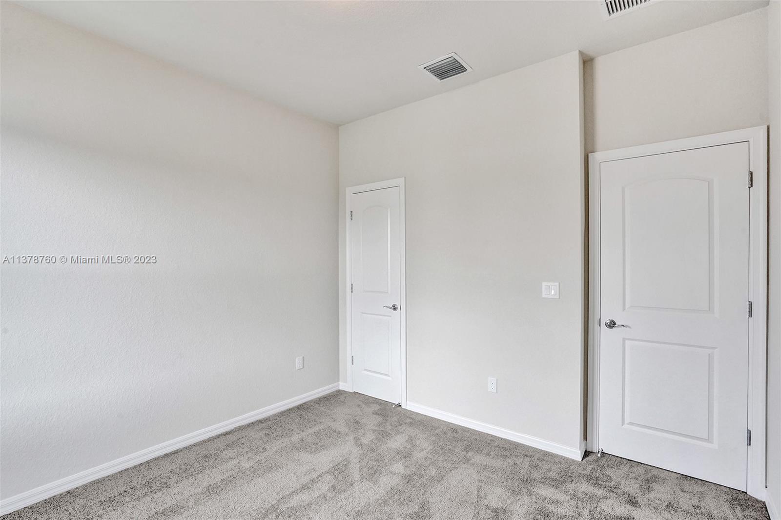 OAK TREE PROPERTY REDEVEL - Residential Lease