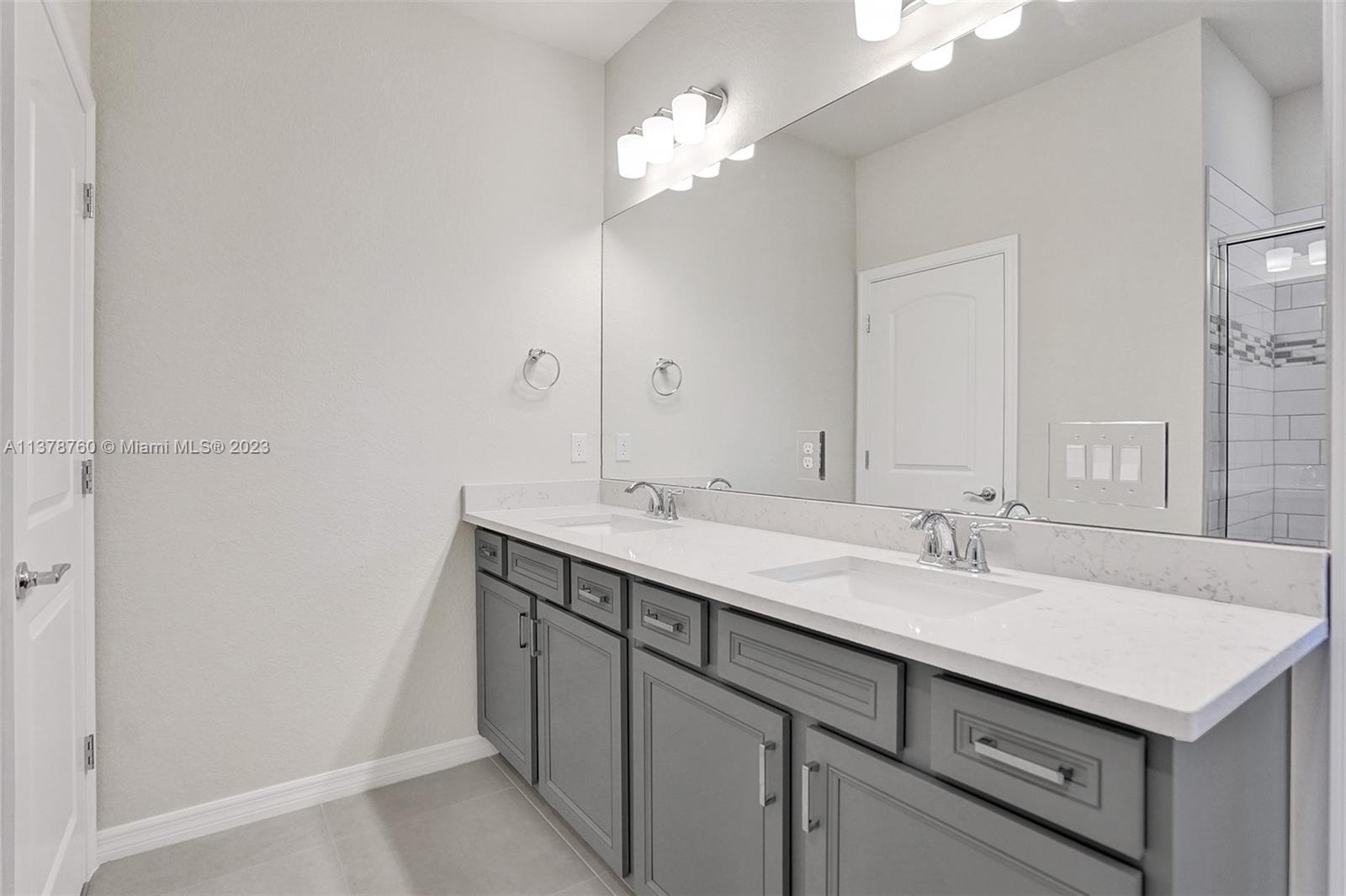 OAK TREE PROPERTY REDEVEL - Residential Lease