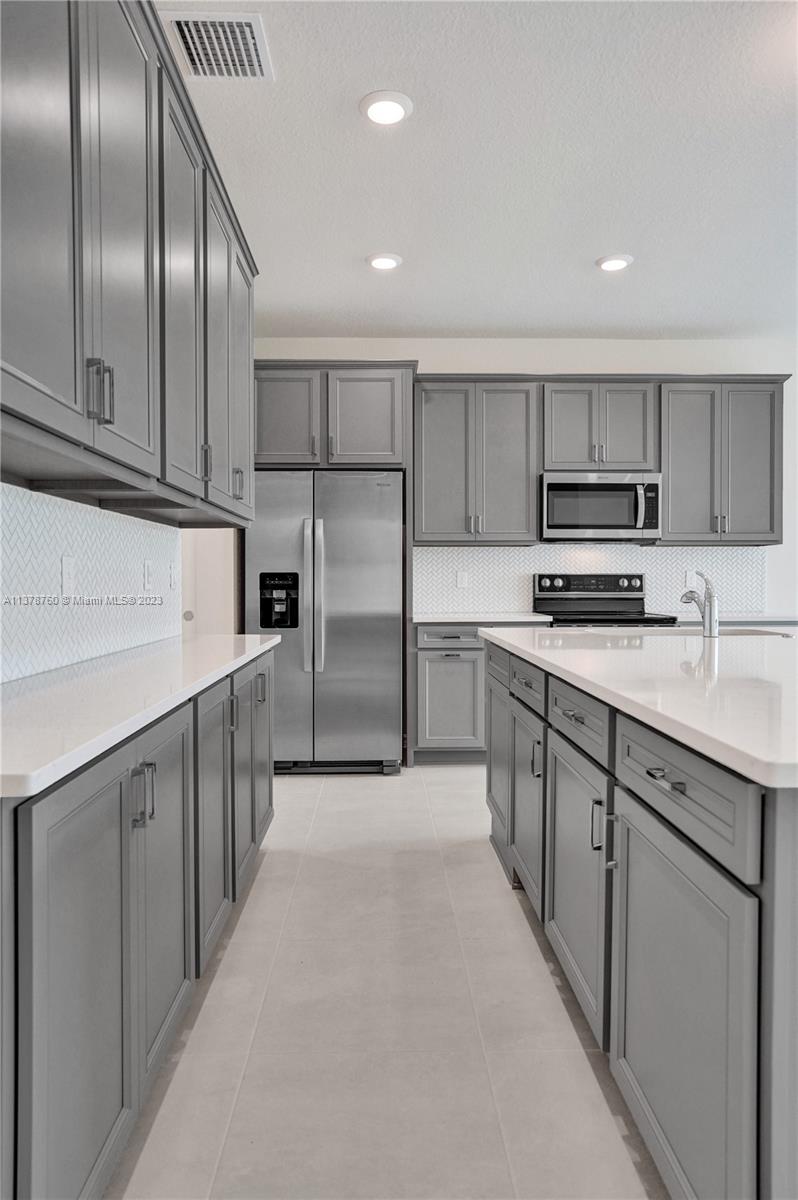 OAK TREE PROPERTY REDEVEL - Residential Lease