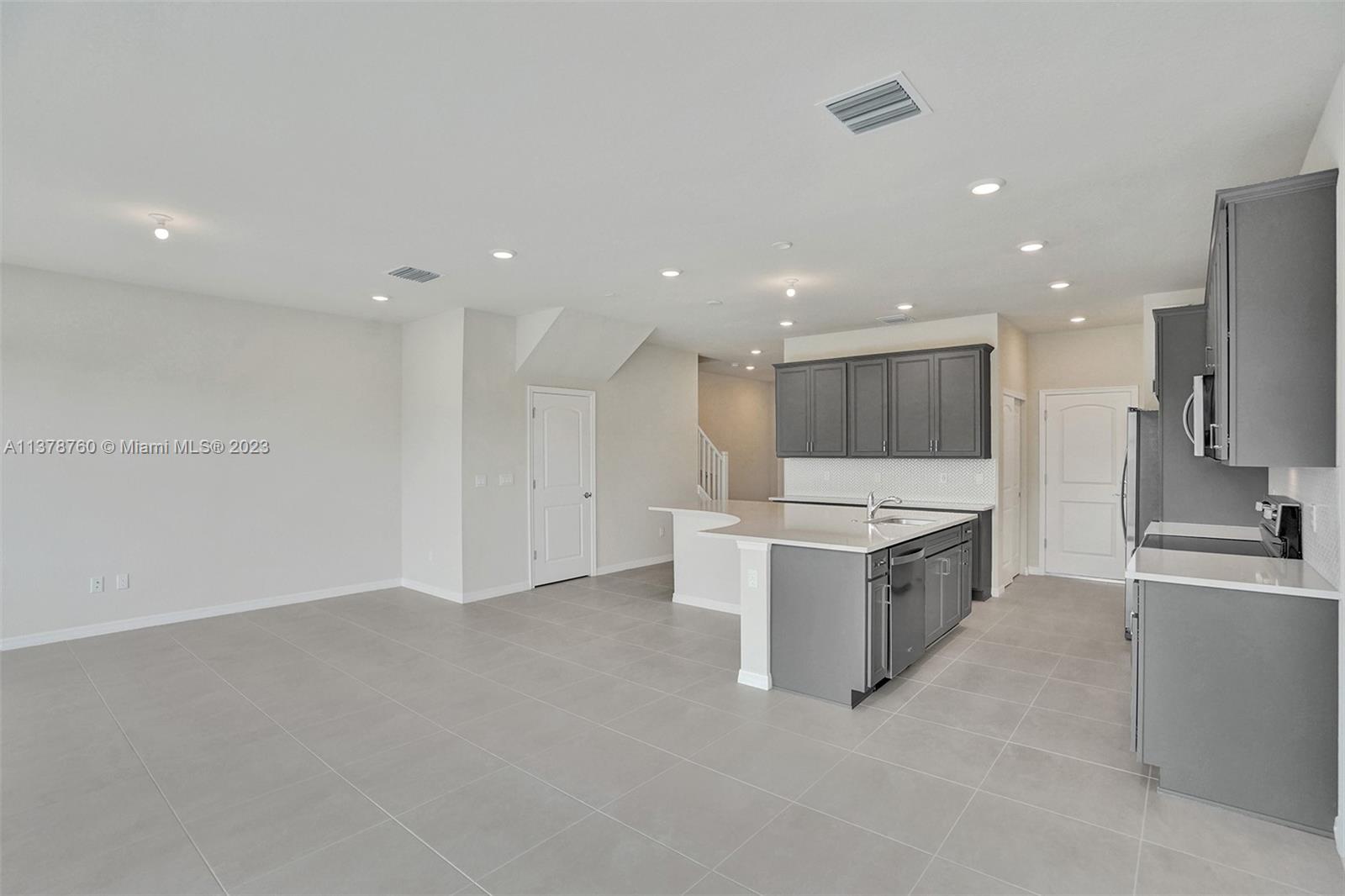 OAK TREE PROPERTY REDEVEL - Residential Lease