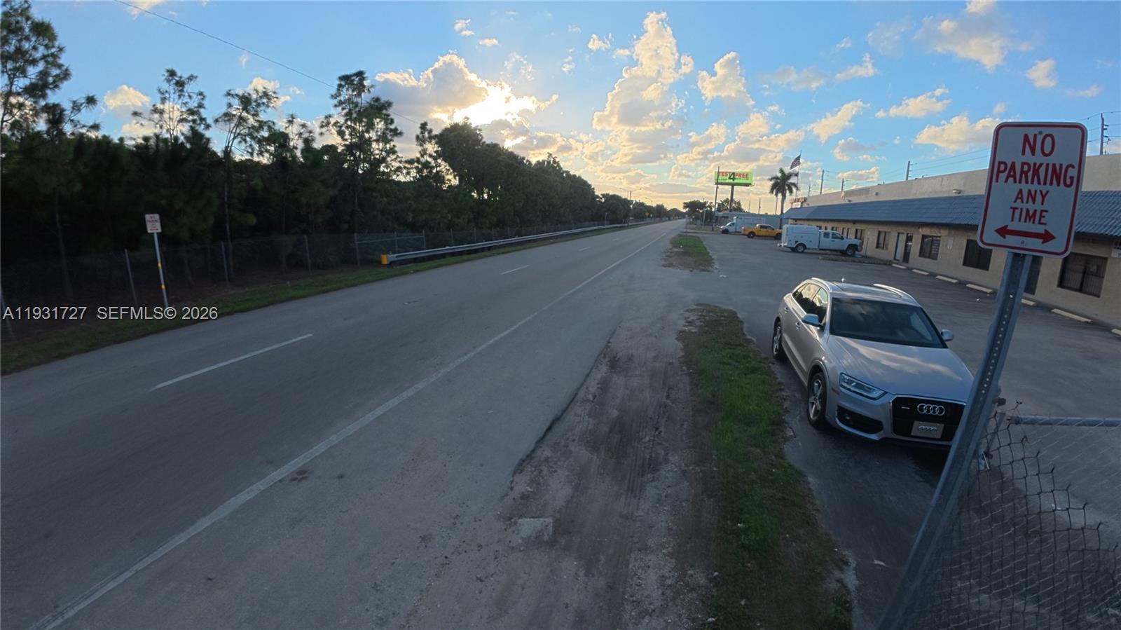 Main image without alt text