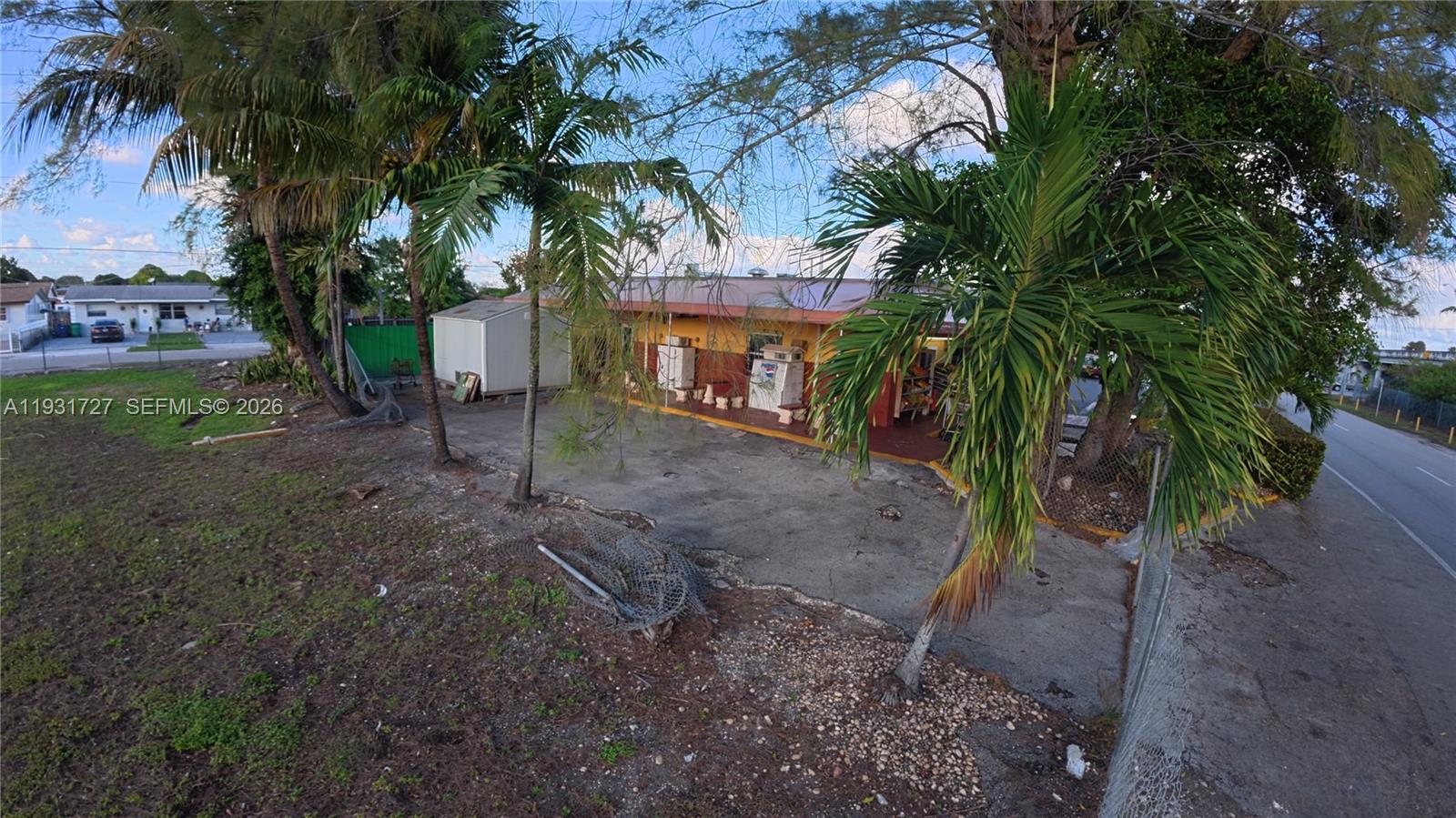 Main image without alt text