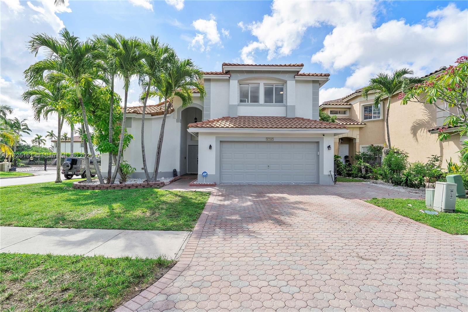 This beautifully maintained 4-bedroom, 3.5-bath home sits on a corner lot in the prestigious Golden Bay community. Featuring an open floor plan, high ceilings, real wood floors, and a formal living and dining room. The updated kitchen offers quartz countertops and backsplash and like-new appliances.
Enjoy the outdoors with a large fenced yard and patio, ideal for entertaining.
Top-rated school district, gated community, and close to shopping, dining, and major highways. A true Coral Springs gem!