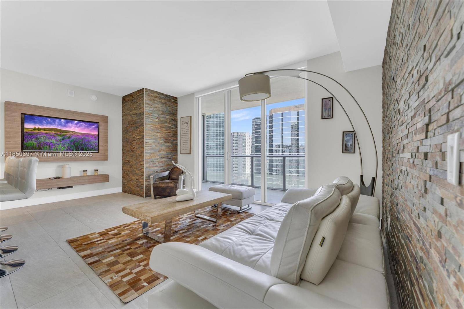 This modern, fully furnished unit features an open layout with floor-to-ceiling windows and a spacious private balcony overlooking the Brickell skyline. Highlights include stainless steel appliances, in-unit washer and dryer, built-in closet in the bathroom, and a walk-in closet in the bedroom. Stylish furnishings and contemporary finishes throughout. Located in the luxury Brickell House building with top-tier amenities: rooftop pool, fitness center, 24/7 concierge, and more. Prime location near dining, shopping, and entertainment.